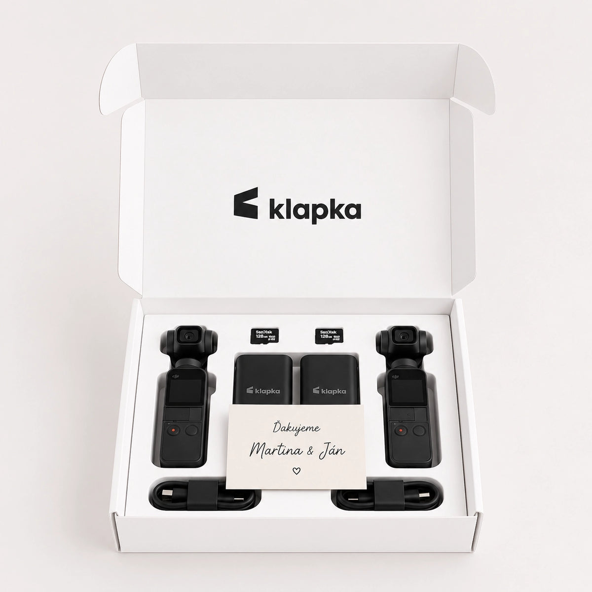 Personalizovaný svadobný balíček Klapka s dvoma mini kamerami, powerbankami a kartičkou s menami novomanželov